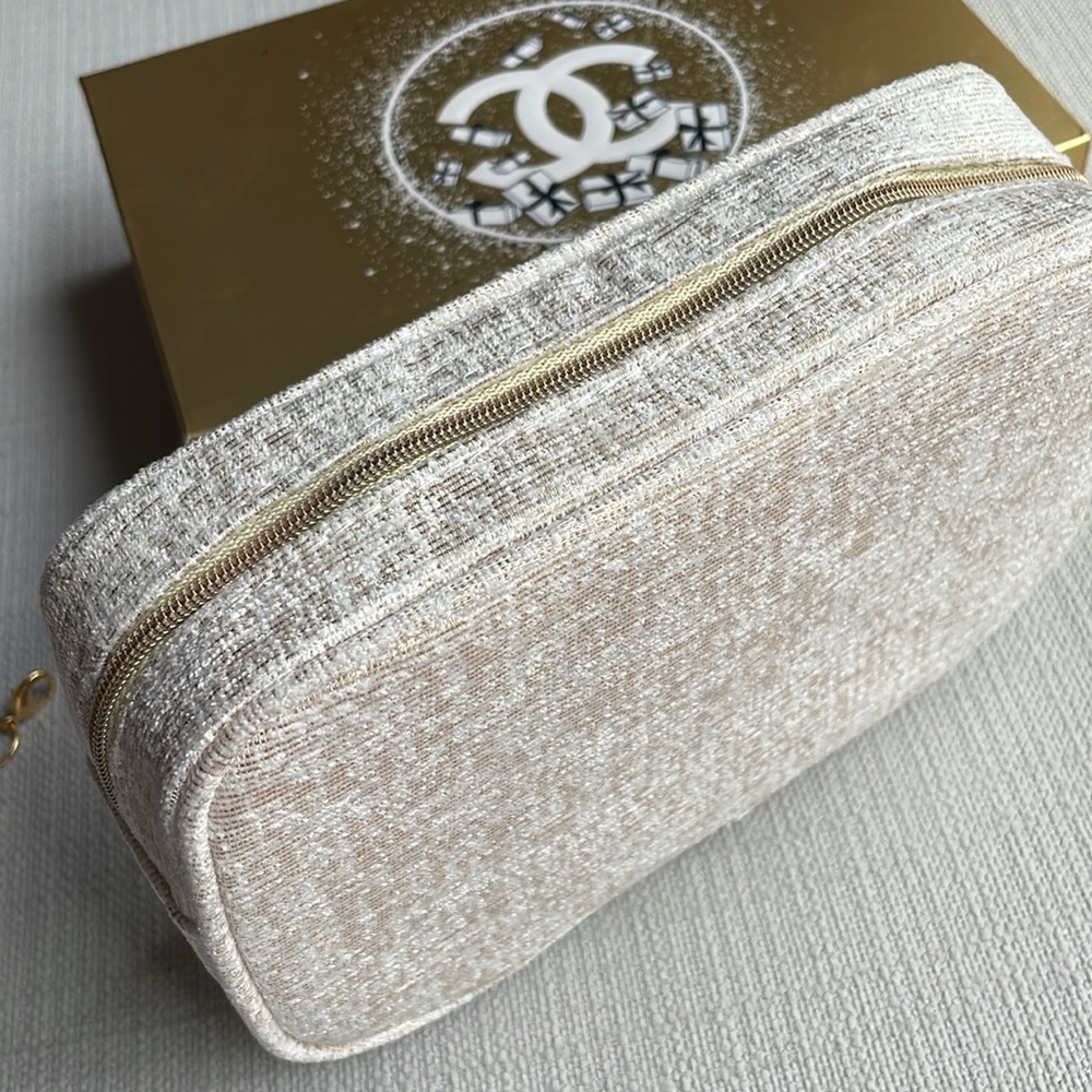 CHANEL limited edition holiday Cosmetic Pouch with snowflake charm - Picture 10 of 14